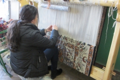 Плетение ковров. На кусочек ковра размером 30х30 см уходит примерно год работы в рамках уроков.