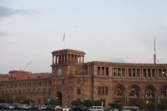 Здание правительства на площади Республики