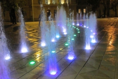 Ночные пульсирующие фонтаны. В Таллине таких наземных фонтанов довольно много!