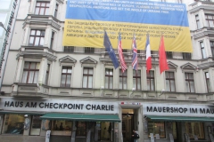 Когда Берлин был поделен на 4 зоны влияния, КПП США называлось "Checkpoint Charlie". Сейчас на этом месте много информации о том, что было раньше и странные солдаты в форме, которые фотографируются с любым желающим. Гигантский плакат на стене удивил.