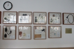 Выставка в школе - эволюция слуховых аппаратов. Справа налево - от самых больших до самых маленьких. Выставка сфотографирована не полностью)