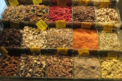 Разнообразие чая и специй на базаре
